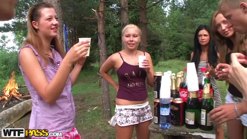 Вечеринка студентов на даче. Вечеринка студентов в лесу. Студенты на природе вечеринка. Студенческая вечеринка на даче. Русские студенты в коттедже